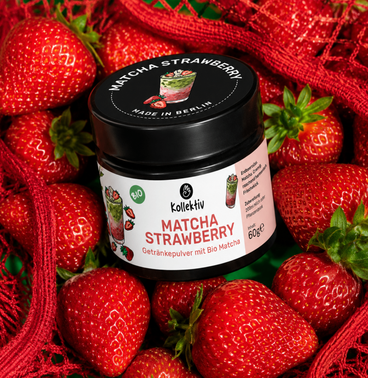 Kollektiv Matcha Strawberry Dose mit frischen Erdbeeren